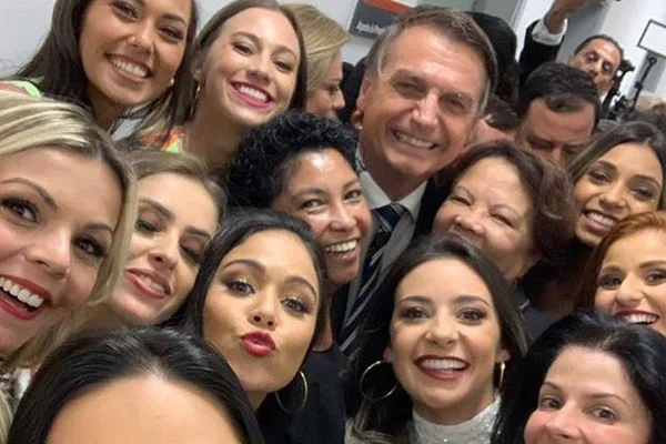 Bolsonaro é tietado por bailarinas e funcionárias de Silvio Santos