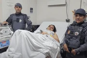 Parto de emergência: PMs ajudam mulher que estava dando à luz em plena rua Parto de emergência: PMs ajudam mulher que estava dando à luz em plena rua