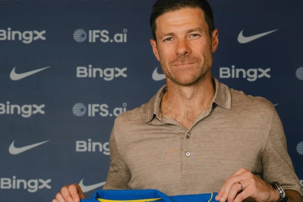 Xabi Alonso é apresentado oficialmente como novo técnico do Chelsea