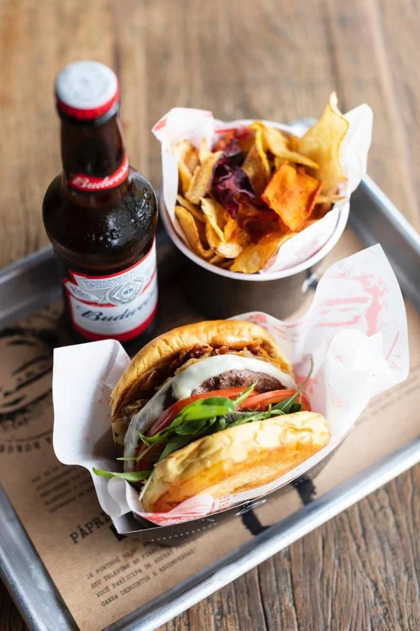 Dia do Hambúrguer: veja promoções do sanduíche no DF a partir de R$ 9,90 - destaque galeria