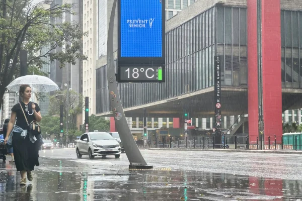 Chuva em domingo de eleição na Avenida Paulista - Metrópoles