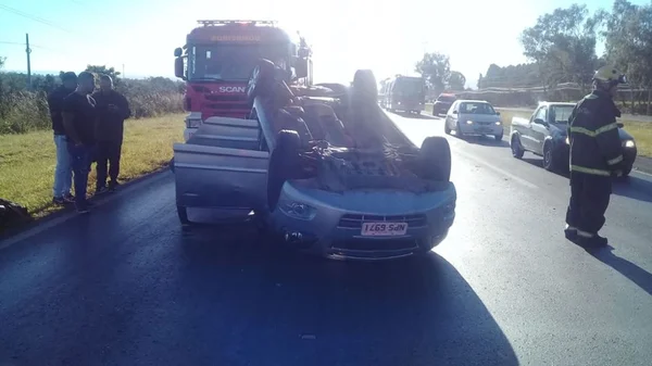 Carro capota e três pessoas ficam feridas na BR-020