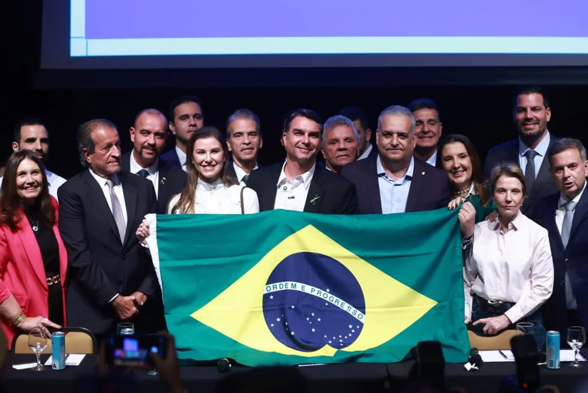 O senador e candidato à Presidência Flávio Bolsonaro (PL-RJ) anunciou nesta quarta-feira (5) a escolha do deputado Alfredo Gaspar (PL-AL) O senador e candidato à Presidência Flávio Bolsonaro (PL-RJ) anunciou nesta quarta-feira (5) a escolha do deputado Alfredo Gaspar (PL-AL)