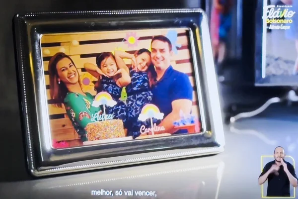 Uma das primeiras inserções veiculadas pela campanha de Flávio Bolsonaro