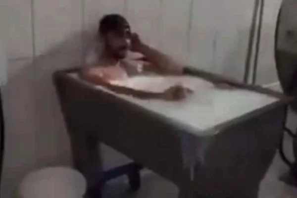 Homem toma banho dentro de caldeirão de leite em fábrica de laticínio