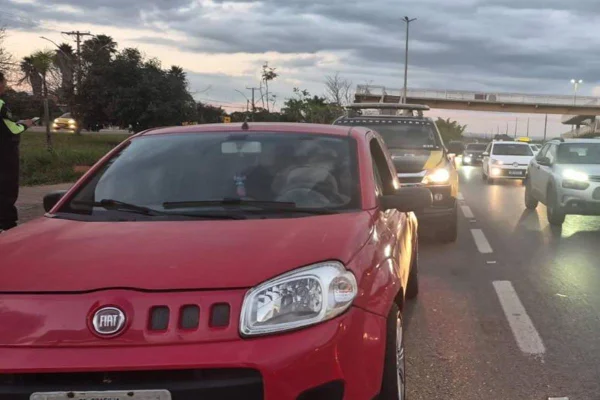 Fiat Uno com R$ 76 mil em débitos é apreendido com motorista sem CNH