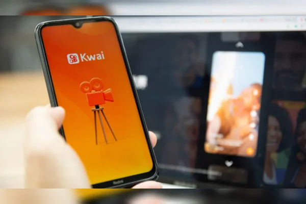 Celular com logo do Kwai