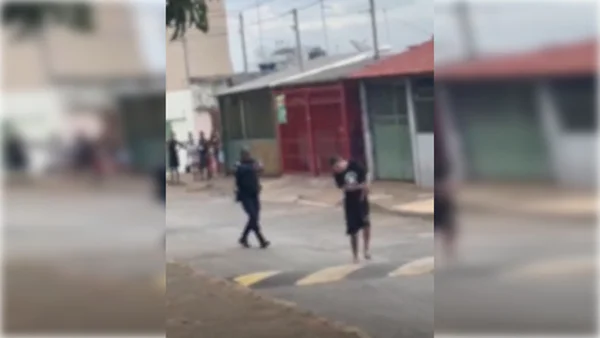 Duas pessoas em uma rua - Metrópoles