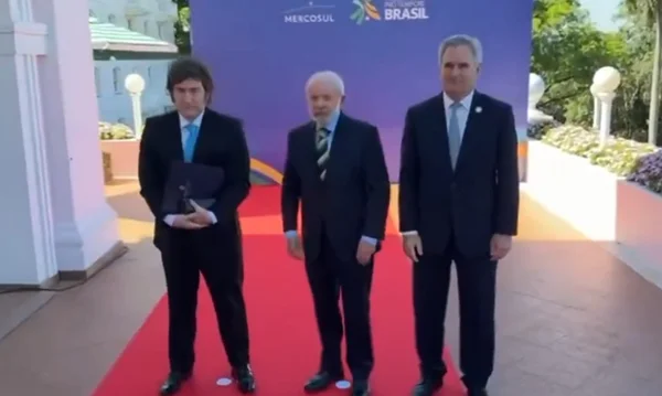 Lula e Javier Milei em encontro no Mercosul
