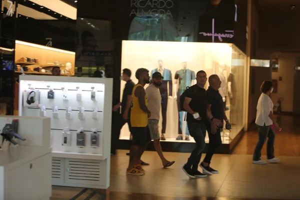 Fotógrafo é xingado por amigos de Gabigol em shopping no Rio. Entenda! - destaque galeria Fotógrafo é xingado por amigos de Gabigol em shopping no Rio. Entenda! - destaque galeria