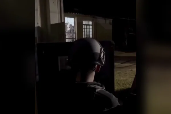 PM divulga vídeo de sniper que matou homem e salvou criança refém em MG