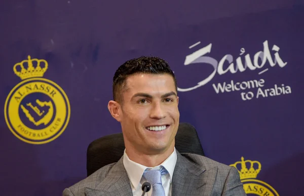 Cristiano Ronaldo sentado sorrindo