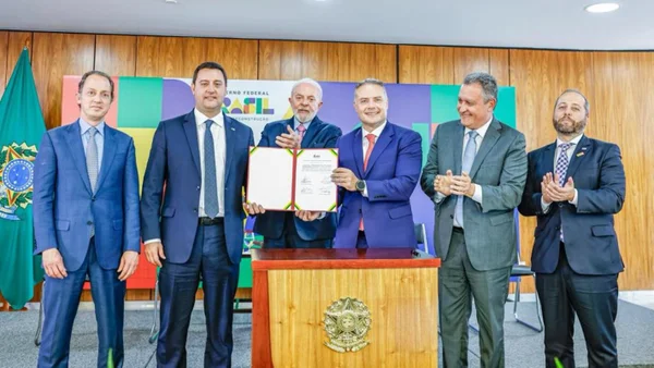 Lula assina concessão de rodovias no Paraná
