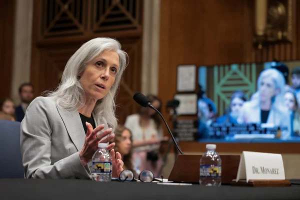 A cientista Susan Monarez durante sabatina no Senado, em junho deste ano, que confirmou seu nome para a agência de saúde