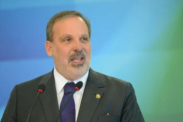 Senador adia relatório sobre renegociação da dívida dos estados