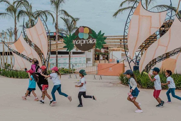 Na Praia oferece dia de lazer a 2 mil crianças de escolas públicas