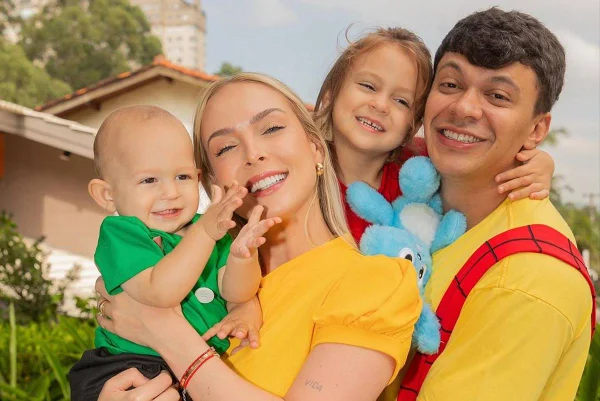 Foto colorida de Tata Estanieck e família - metrópoles