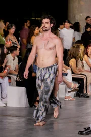 Desfile da etiqueta no primeiro bloco 