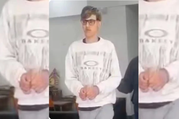Homem branco, com roupa branca, algemado - Metrópoles