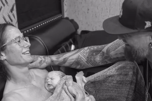 Foto em preto e branco de Brantley Gilbert e sua esposa, Amber - Metrópoles