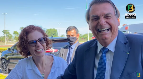 Deputada Carla Zambelli e presidente Jair Bolsonaro rindo
