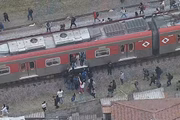 Passageiros precisaram descer do trem no meio dos trilhos da Linha 12