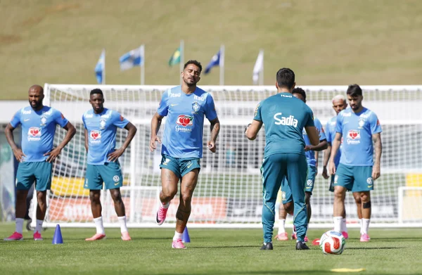 Jogadores da Seleção Brasileira treinando na Granja Comary