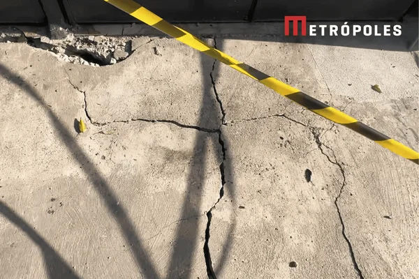Prefeitura de SP começa a demolir casas sob risco de desabamento na ZL - destaque galeria