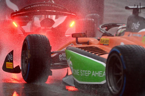Imagem colorida de carros da F2 - Metrópoles