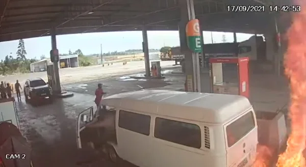 Kombi pega fogo em posto de combustíveis de Paraná