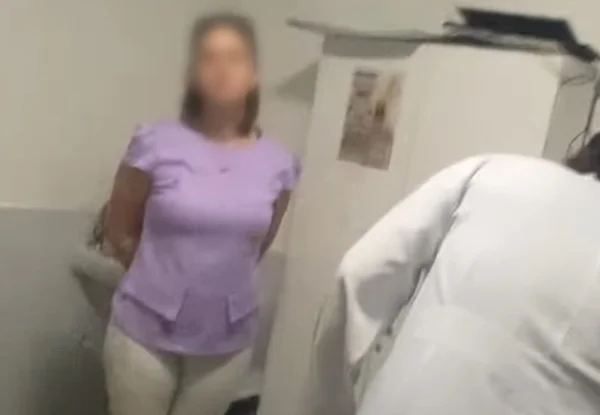 Imagem colorida de mulher em consultório - Metrópoles
