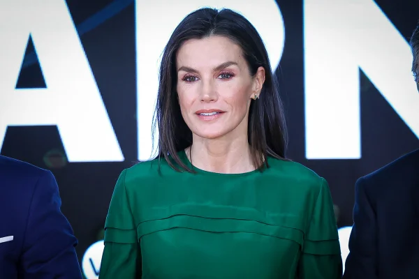 Foto colorida de mulher com cabelos castanhos e blusa verde esmeralda - Metrópoles