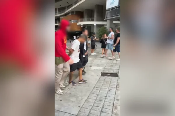 Imagem colorida de policiais fantasiados de Chapolin e padre prendem ladrão de celular. Metrópoles