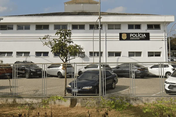 Imagem colorida da fachada da delegacia onde foi registrado o caso do homem preso suspeito de queimar roupas de mulher - Metrópoles