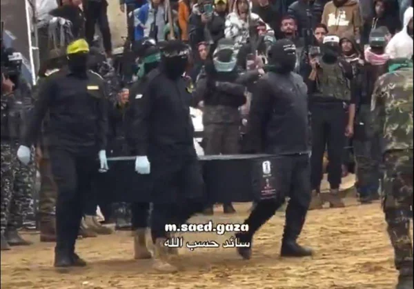 Vídeo: veja Hamas entregando corpos de bebê Kfir e família em Gaza