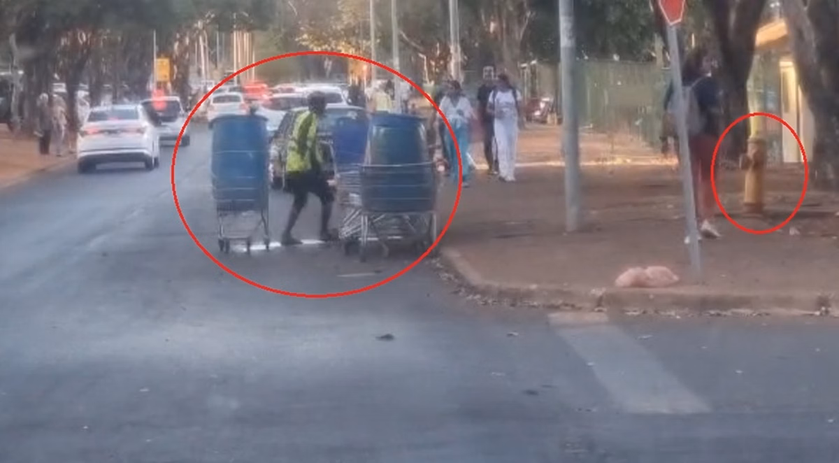Criminosos violam hidrante e deixam hospital público do DF sem água 3 Rua com várias pessoas passando - Metrópoles