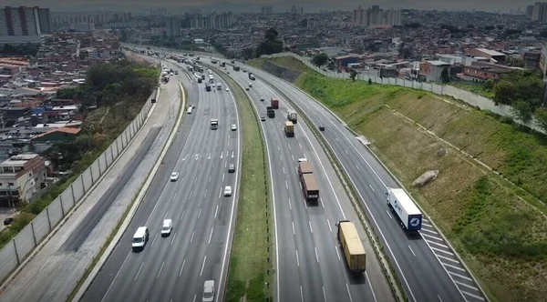 Imagem mostra Rodoanel cheio de carros - Metrópoles