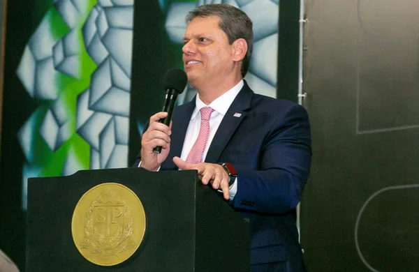 Tarcísio estuda fechar secretaria pivô de crise com ucranianos
