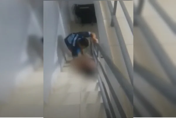 “Vou te matar”: homem agride companheira em escada de prédio; vídeo