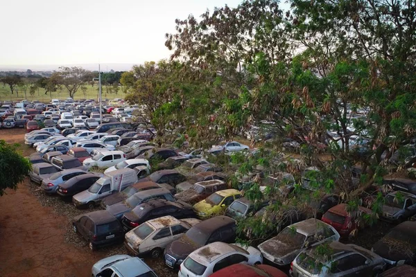 patio do detran df com carros amontados e abandonados