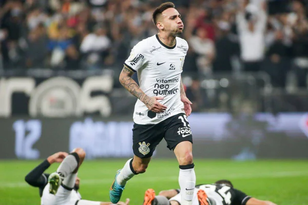 homem corre em campo de futebol