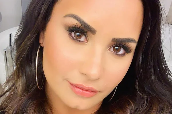 Demi Lovato revela que teve três derrames e um infarto após overdose