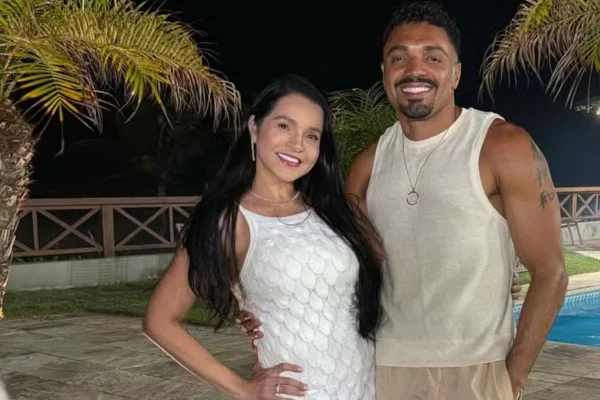Após traição, Tirullipa chora ao ouvir perdão da esposa durante evento