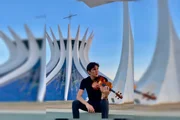 Foi executando a complexa Chacona em Ré Menor, de Johann Sebastian Bach, uma peça de altíssima exigência técnica com 15 minutos de duração solo, que Gustavo impressionou o professor estrangeiro Mihai Cocea Foi executando a complexa Chacona em Ré Menor, de Johann Sebastian Bach, uma peça de altíssima exigência técnica com 15 minutos de duração solo, que Gustavo impressionou o professor estrangeiro Mihai Cocea