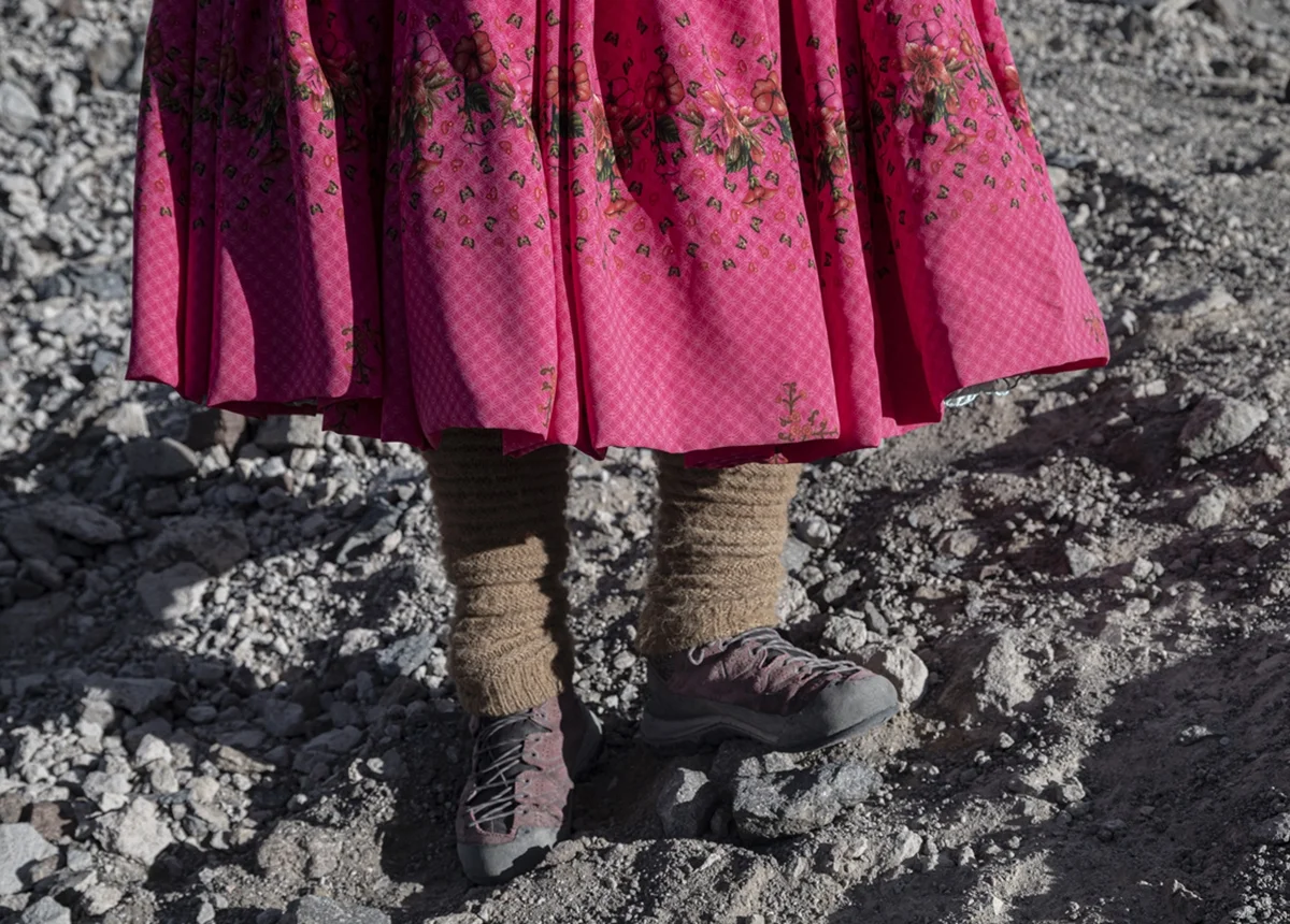 A indígena aimará Analia "Aliita" Gonzales usa saia tradicional e botas enquanto está no acampamento de altitude do monte Sajama A indígena aimará Analia "Aliita" Gonzales usa saia tradicional e botas enquanto está no acampamento de altitude do monte Sajama