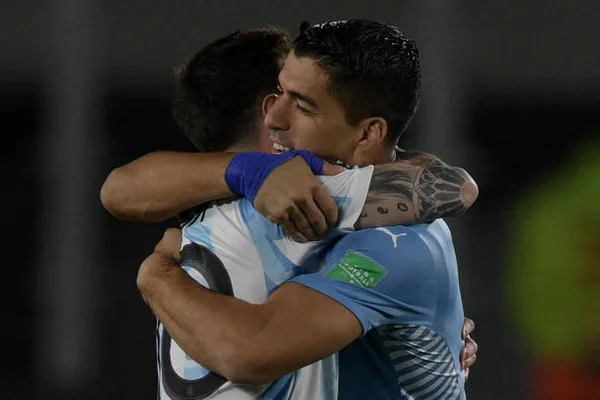 Lionel Messi e Luis Suárez se abraçam - Metrópoles