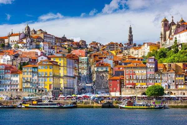 Lançamento de guia turístico de luxo reúne brasilienses e portugueses