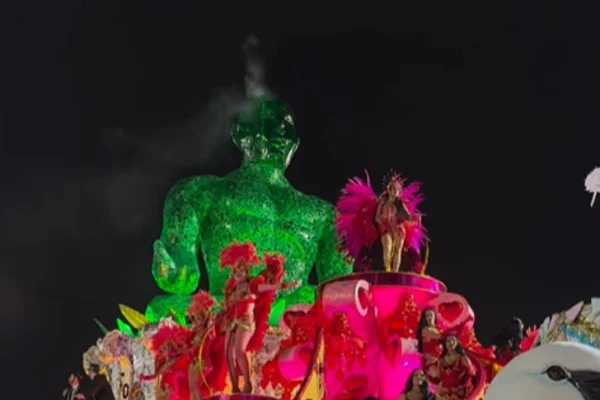 Imagem colorida mostra Carro alegórico da Águia de Ouro com o bonecão da maconha - Metrópoles