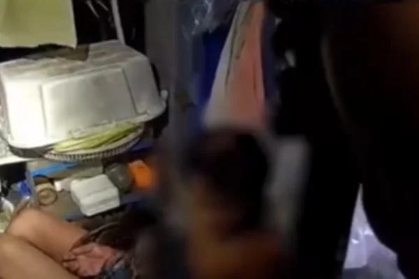 Imagem colorida, mulher sendo estrangulada por píton gigante