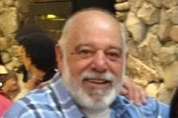 Imagem colorida mostra Laerte Demarchi, homem calvo de barba branca - Metrópoles
